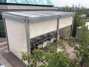 Za dobijanje kvalitetnog hlada tende sprečavaju ulazak topline u vaš prostor. Izrađuju se od duplo inpregniranog platna, Italijanske firme Para.