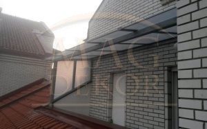 terasa sa nadstrešnicom i cvećem