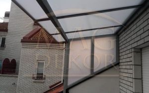 aluminijumska nadstrešnica sa staklenim panelima na terasi