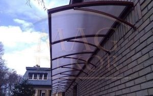 pokretna klizna nadstrešnica otvorena i zatvorena na terasi