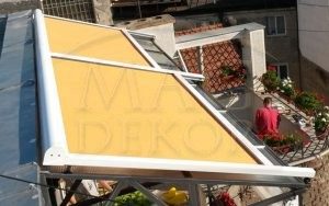 metalna nadstrešnica sa modernim nameštajem na terasi