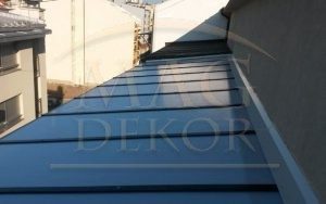 drvena fiksna nadstrešnica na porodičnoj terasi