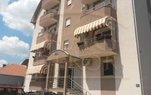 Za dobijanje kvalitetnog hlada tende sprečavaju ulazak topline u vaš prostor. Izrađuju se od duplo inpregniranog platna, Italijanske firme Para.