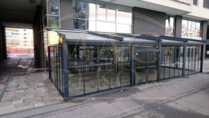 Pergola Vam omogućava da maksimalno uživate u sezoni u kojoj se nalazite, odličan je zaštitnik u svim vremenskim prilikama i veoma je otporna na sve atmosferske promene. U jednom proizvodu dobijate zaštitu od kiše i snega a pri tome uvek možete otvoriti PERGOLU i uživati pod otvorenim nebom.