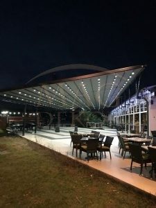 Pergola Vam omogućava da maksimalno uživate u sezoni u kojoj se nalazite, odličan je zaštitnik u svim vremenskim prilikama i veoma je otporna na sve atmosferske promene. U jednom proizvodu dobijate zaštitu od kiše i snega a pri tome uvek možete otvoriti PERGOLU i uživati pod otvorenim nebom.