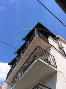 Pergola Vam omogućava da maksimalno uživate u sezoni u kojoj se nalazite, odličan je zaštitnik u svim vremenskim prilikama i veoma je otporna na sve atmosferske promene. U jednom proizvodu dobijate zaštitu od kiše i snega a pri tome uvek možete otvoriti PERGOLU i uživati pod otvorenim nebom.