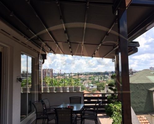 Pergola Vam omogućava da maksimalno uživate u sezoni u kojoj se nalazite, odličan je zaštitnik u svim vremenskim prilikama i veoma je otporna na sve atmosferske promene. U jednom proizvodu dobijate zaštitu od kiše i snega a pri tome uvek možete otvoriti PERGOLU i uživati pod otvorenim nebom.