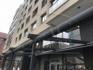 Pergola Vam omogućava da maksimalno uživate u sezoni u kojoj se nalazite, odličan je zaštitnik u svim vremenskim prilikama i veoma je otporna na sve atmosferske promene. U jednom proizvodu dobijate zaštitu od kiše i snega a pri tome uvek možete otvoriti PERGOLU i uživati pod otvorenim nebom.