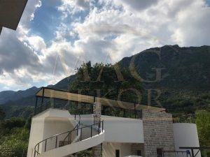 Pergola Vam omogućava da maksimalno uživate u sezoni u kojoj se nalazite, odličan je zaštitnik u svim vremenskim prilikama i veoma je otporna na sve atmosferske promene. U jednom proizvodu dobijate zaštitu od kiše i snega a pri tome uvek možete otvoriti PERGOLU i uživati pod otvorenim nebom.