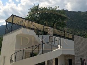 Pergola Vam omogućava da maksimalno uživate u sezoni u kojoj se nalazite, odličan je zaštitnik u svim vremenskim prilikama i veoma je otporna na sve atmosferske promene. U jednom proizvodu dobijate zaštitu od kiše i snega a pri tome uvek možete otvoriti PERGOLU i uživati pod otvorenim nebom.
