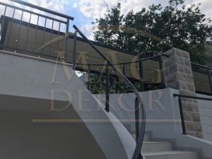 Pergola Vam omogućava da maksimalno uživate u sezoni u kojoj se nalazite, odličan je zaštitnik u svim vremenskim prilikama i veoma je otporna na sve atmosferske promene. U jednom proizvodu dobijate zaštitu od kiše i snega a pri tome uvek možete otvoriti PERGOLU i uživati pod otvorenim nebom.