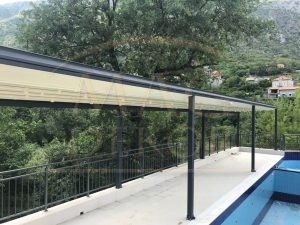 Pergola Vam omogućava da maksimalno uživate u sezoni u kojoj se nalazite, odličan je zaštitnik u svim vremenskim prilikama i veoma je otporna na sve atmosferske promene. U jednom proizvodu dobijate zaštitu od kiše i snega a pri tome uvek možete otvoriti PERGOLU i uživati pod otvorenim nebom.