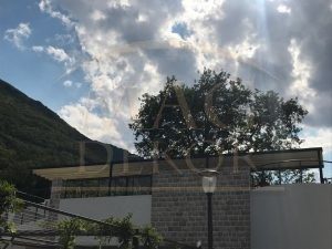Pergola Vam omogućava da maksimalno uživate u sezoni u kojoj se nalazite, odličan je zaštitnik u svim vremenskim prilikama i veoma je otporna na sve atmosferske promene. U jednom proizvodu dobijate zaštitu od kiše i snega a pri tome uvek možete otvoriti PERGOLU i uživati pod otvorenim nebom.