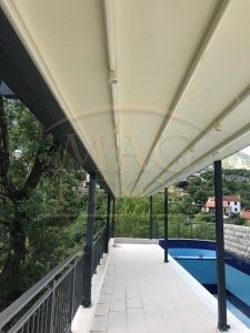 Pergola Vam omogućava da maksimalno uživate u sezoni u kojoj se nalazite, odličan je zaštitnik u svim vremenskim prilikama i veoma je otporna na sve atmosferske promene. U jednom proizvodu dobijate zaštitu od kiše i snega a pri tome uvek možete otvoriti PERGOLU i uživati pod otvorenim nebom.