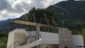 Pergola Vam omogućava da maksimalno uživate u sezoni u kojoj se nalazite, odličan je zaštitnik u svim vremenskim prilikama i veoma je otporna na sve atmosferske promene. U jednom proizvodu dobijate zaštitu od kiše i snega a pri tome uvek možete otvoriti PERGOLU i uživati pod otvorenim nebom.