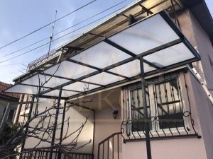 drvena klizna nadstrešnica koja štiti terasu od sunca