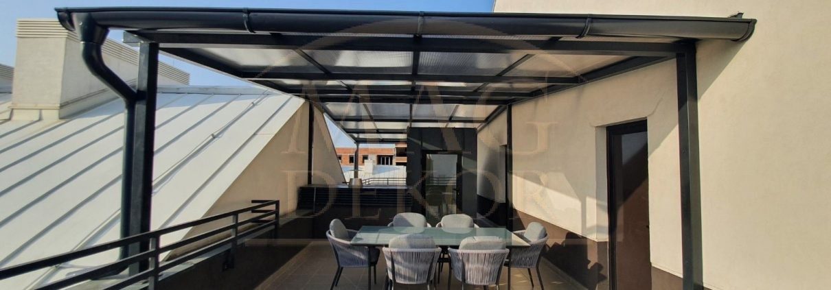 moderna staklena nadstrešnica na terasi sa pogledom na dvorište