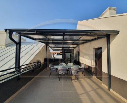 moderna staklena nadstrešnica na terasi sa pogledom na dvorište